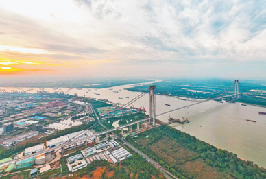 仙新路长江大桥成功合龙，明年建成通车 
